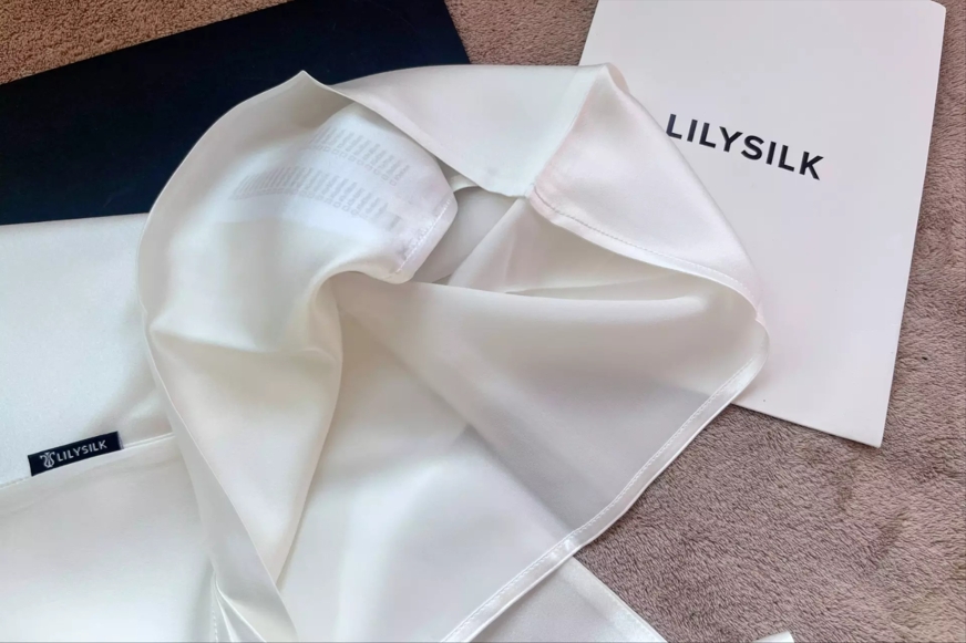 LilySilk zijden kussensloop uitgespreid